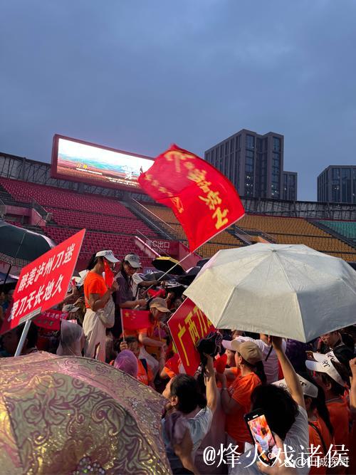 万州球迷感人呐喊：勇往直前，我们与你同行！